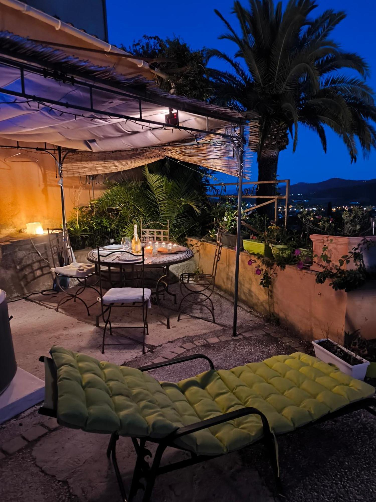 Love-Room Discret 40 M2 Bormes Les Mimosas Village Avec Terrasse Buitenkant foto