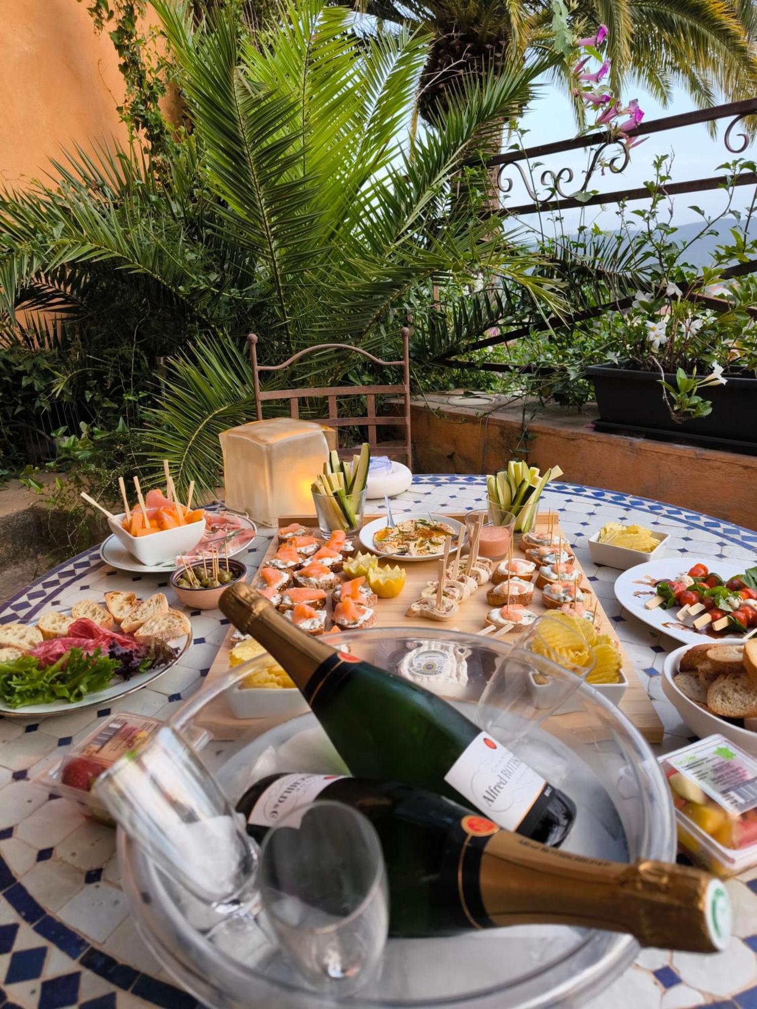 Love-Room Discret 40 M2 Bormes Les Mimosas Village Avec Terrasse Buitenkant foto