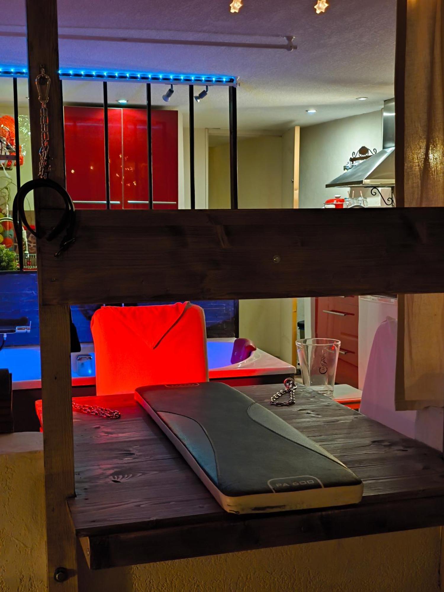 Love-Room Discret 40 M2 Bormes Les Mimosas Village Avec Terrasse Buitenkant foto