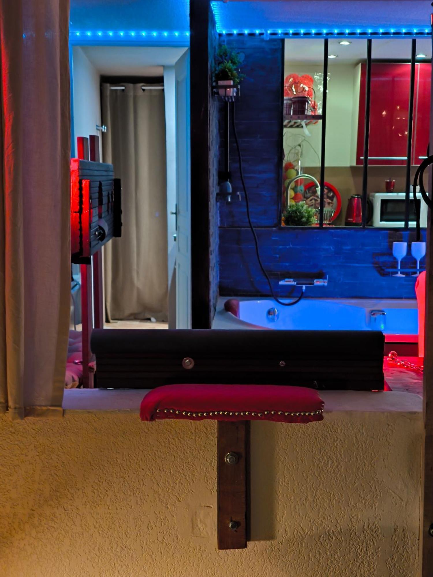Love-Room Discret 40 M2 Bormes Les Mimosas Village Avec Terrasse Buitenkant foto
