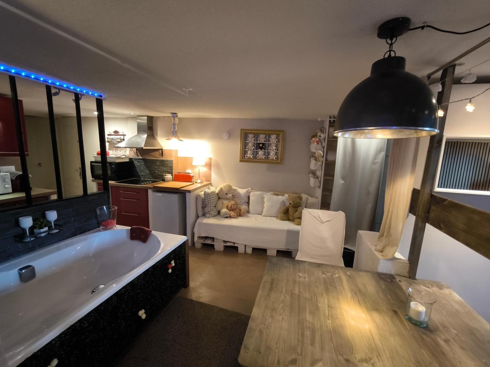 Love-Room Discret 40 M2 Bormes Les Mimosas Village Avec Terrasse Buitenkant foto