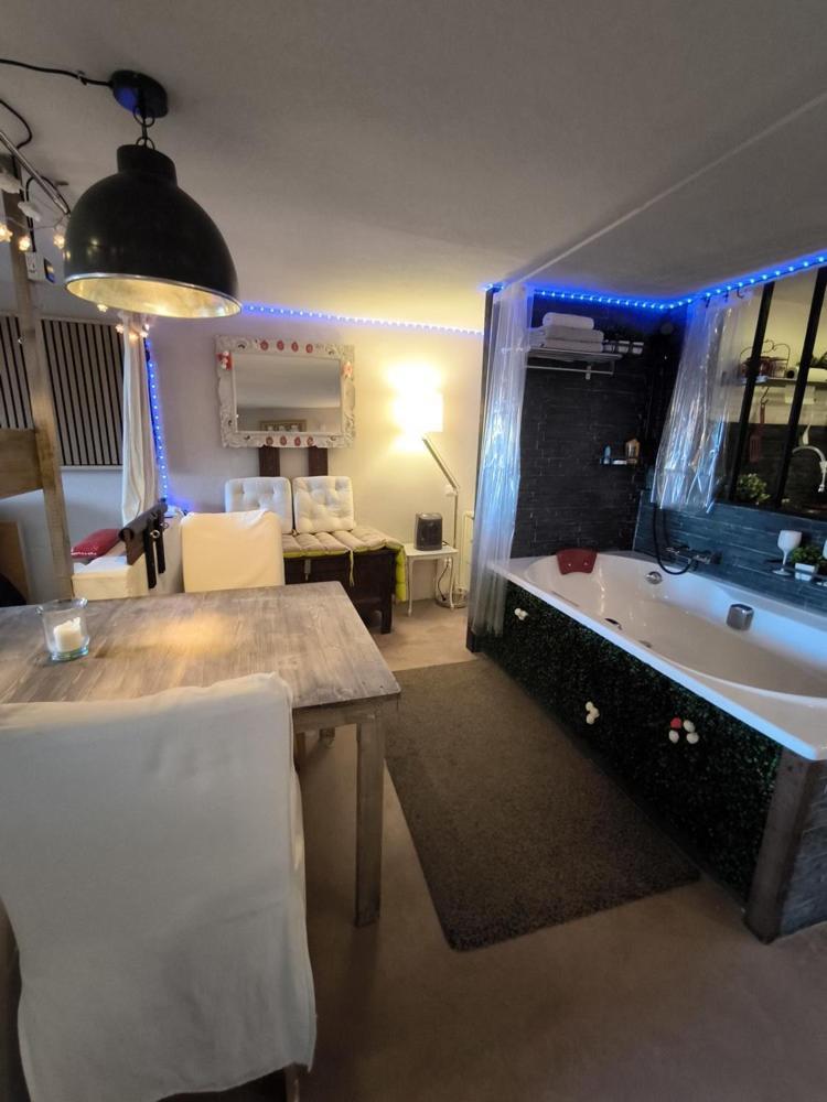 Love-Room Discret 40 M2 Bormes Les Mimosas Village Avec Terrasse Buitenkant foto